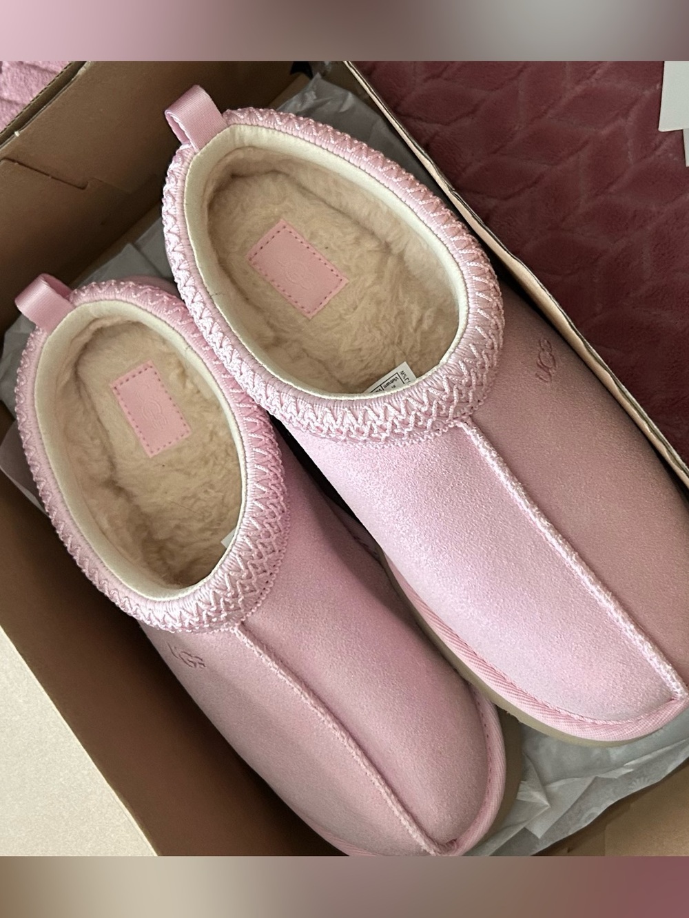 UGG Tan Box with Black Logo - Picture 3 of 3